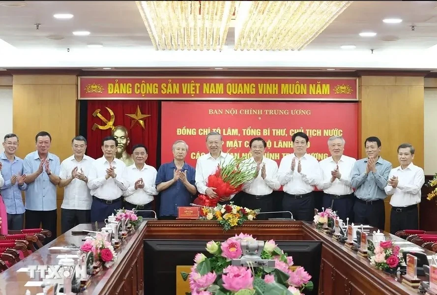 Party General Secretary and State President To Lam (sixth, right) and leaders of central agencies in charge of internal affairs at the meeting. (Photo: VNA)