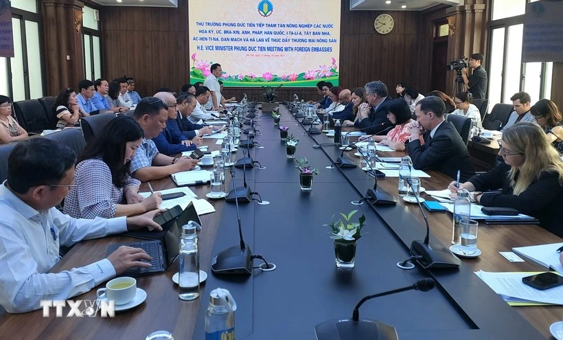 The meeting between officials of the Ministry of Agriculture and Rural Development and agricultural counsellors from countries on October 22 (Photo: VNA)