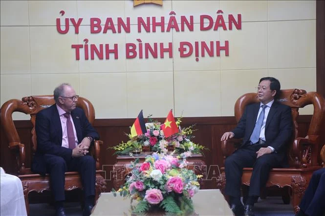 Secretary of the Binh Dinh provincial Party Committee Ho Quoc Dung (R) and Per Hornung Pedersen, Chairman and CEO of German company PNE at the meeting on October 22 (Photo: VNA)