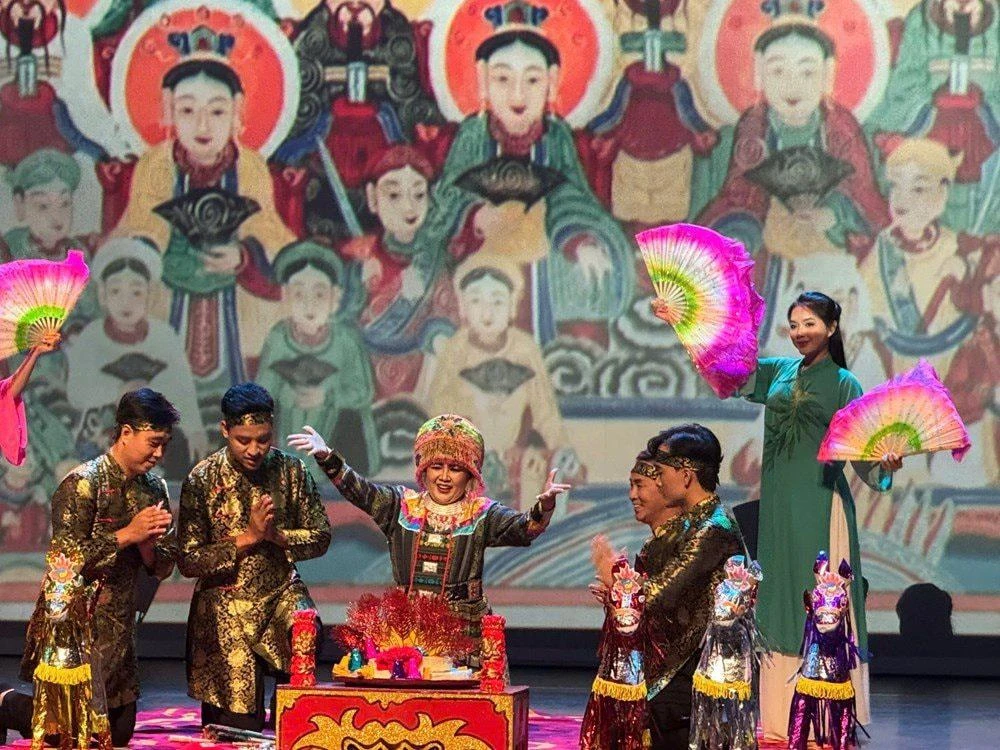 People’s Artist Le Ngoc (central) performs “Co doi thuong ngan” (Goddess of Forest) at the 2024 Asia Pacific Arts Festival. (Photo: nguoihanoi.vn)