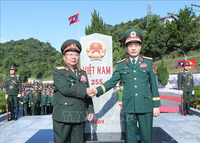 Minister of National Defence Gen. Phan Van Giang (R) and Lao Deputy Prime Minister and Minister of National Defence Gen. Chansamone Chanyalath at Long Sap border gate. (Photo: VNA)