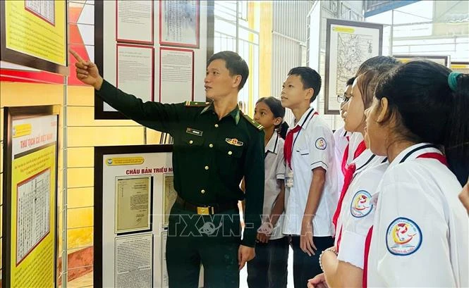 The digital exhibition entitled “Vietnam’s Hoang Sa (Paracel) and Truong Sa (Spratly): Historical and legal evidence” is held in Hai Xuan high school. (Photo: VNA)