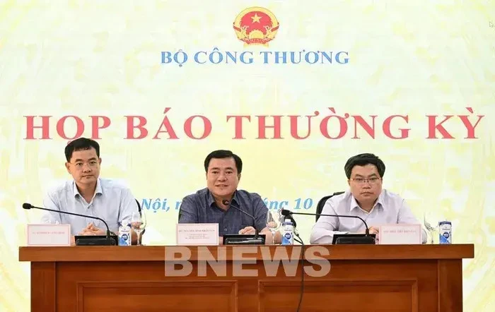 Deputy Minister of Industry and Trade Nguyen Sinh Nhat Tan (middle) speaks at the event (Photo: VNA)