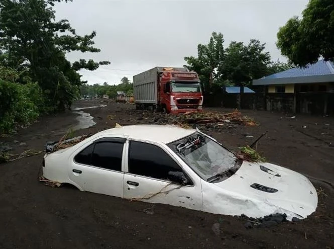 Flooding caused by tropical storm Trami in the Philippines on October 23. (Photo: Reuters/VNA)