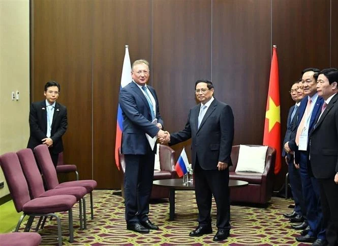 Prime Minister Pham Minh Chinh (R) receives General Director of Russsia's Zarubezhneft JSC Kudryashov Sergei Ivanovich in Kazan on October 23. (Photo: VNA) 