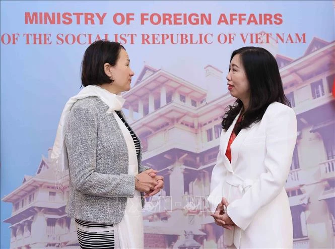 Deputy Foreign Minister Le Thi Thu Hang (R) and UK Parliamentary Under-Secretary of State at the Foreign, Commonwealth and Development Office covering the Indo Pacific Catherine West talk on the sidelines of the dialogue. (Photo: VNA)