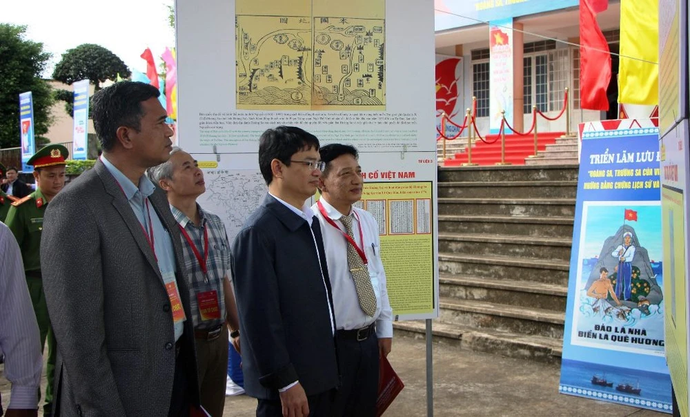 People visit the exhibition titled “Vietnam’s Hoang Sa (Paracel) and Truong Sa (Spratly): Historical and legal evidence”. (Photo: daklak.gov.vn)