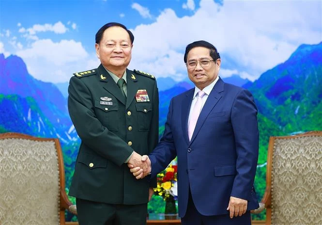 Prime Minister Pham Minh Chinh (R) shakes hands with Vice Chairman of the Central Military Commission of China Sen. Lt. Gen. Zhang Youxia. (Photo: VNA)