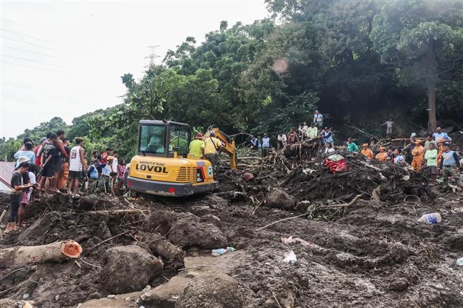 Rescuers conduct a search and rescue operation at the site of a landslide at a residential area in Batangas province, the Philippines, October 25 (Photo: XINHUA/VNA)