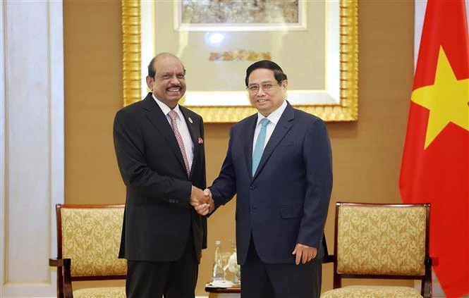 Prime Minister Pham Minh Chinh (R) receives Yusuff Ali Musaliam Veettil Abdul Kader, Chairman and Managing Director of LuLu Group International (Photo: VNA)