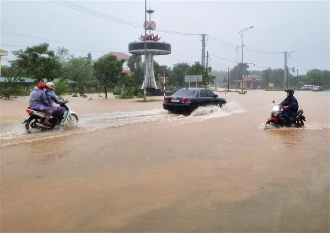 Heavy rain due to the impact of Typhoon Trami causes flooding on a road in Cam Thanh commune, Cam Lo district, Quang Tri province. (Photo: VNA)