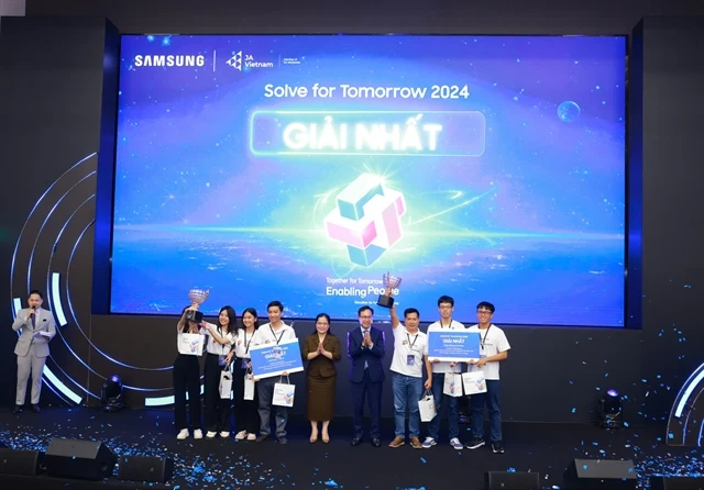 Two teams that win the first prize in the final round of the Solve for Tomorrow 2024 competition. (Photo courtesy of Samsung) 