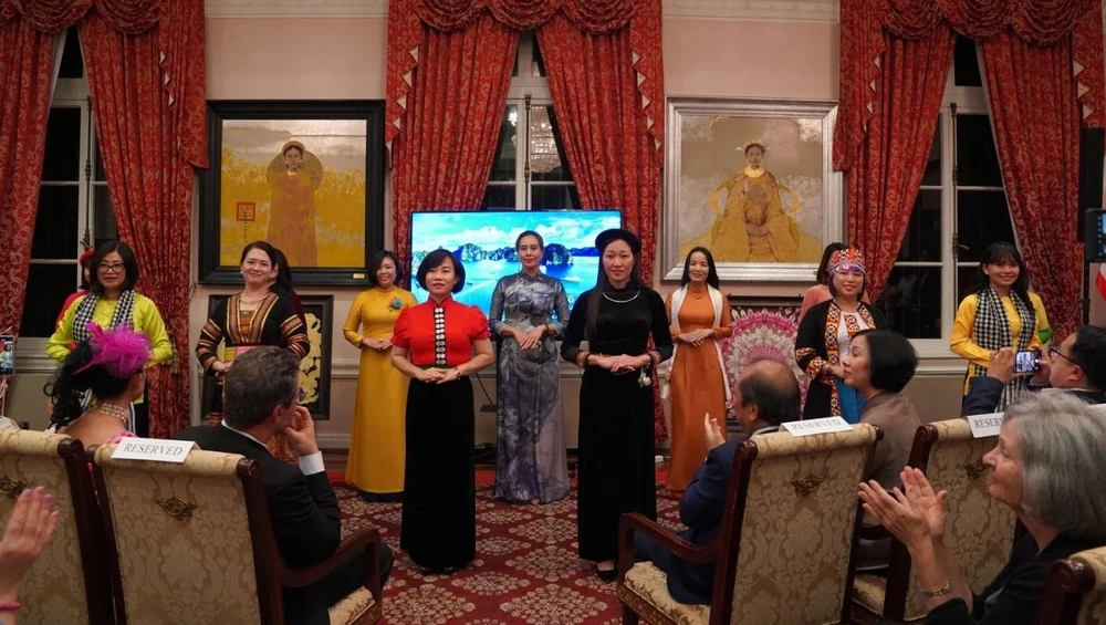 Spouses of Vietnamese diplomats in Washington DC take part in a show of traditional costumes of Vietnam. (Photo: The Voice of Vietnam.