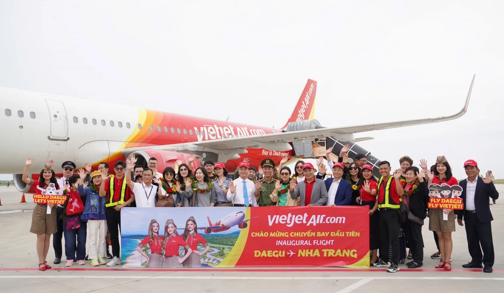 Representatives of the Department of Tourism of Khanh Hoa, Cam Ranh International Airport and Vietjet Air welcome visitors from Daegu to Cam Ranh. (Photo: baokhanhhoa.vn)