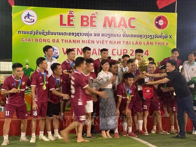 Young Vietnamese football players at the closing ceremony of the 10th Vietnam Youth Football Tournament in Laos. (Photo: VNA)