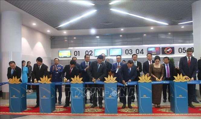 Representatives of ministries and agencies at the launch of the Vietnam-Phnom Penh route. (Photo: VNA)