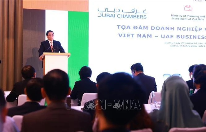 Prime Minister Pham Minh Chinh speaks at the Vietnam- United Arab Emirates (UAE) business roundtable in Dubai on October 28 (local time). (Photo: VNA)