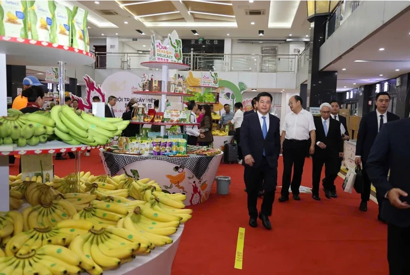 Minister of Industry and Trade Nguyen Hong Dien attends the first Vietnam Fruit Festival in China. (Photo: VietnamPlus)