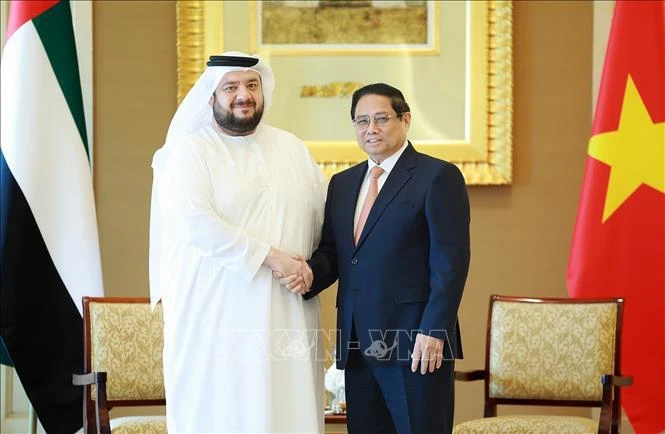 Prime Minister Pham Minh Chinh (R) and UAE Minister of Investment Mohamed bin Hassan Alsuwaidi. (Photo: VNA)