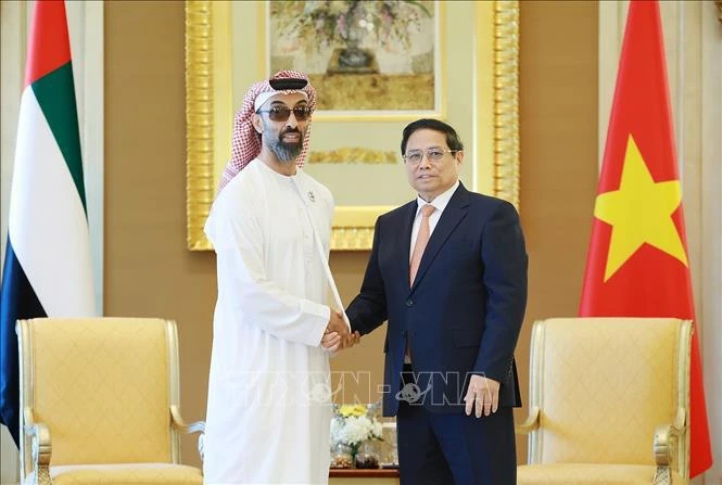 Prime Minister Pham Minh Chinh (R) meets with National Security Advisor of the United Arab Emirates (UAE) and Deputy Ruler of Abu Dhabi Tahnoun bin Zayed Al Nahyan in Abu Dhabi on October 28. (Photo: VNA)