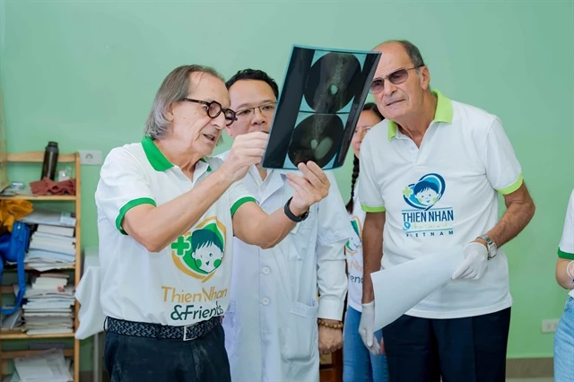 Italian surgeon Dr Roberto De Castro (left) and his team conduct examinations and diagnoses for children with urology and genital defect at the National Pediatric Hospital in Hanoi on October 25. (Photo courtesy of ‘Thien Nhan & His Friends’ programme)