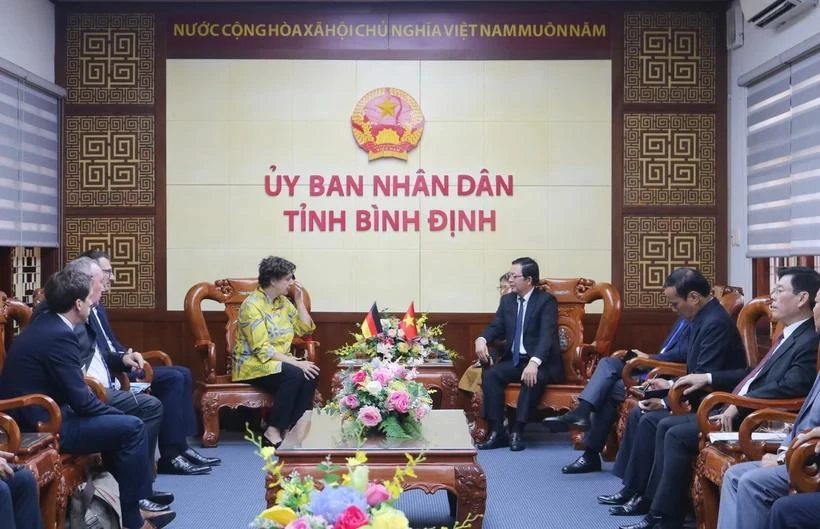 An overview of the working session between leaders of Binh Dinh and Helga Margarete Barth, German Ambassador to Vietnam. (Photo: binhdinh.gov.vn)