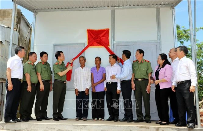 A poor household in the Mekong Delta province of Soc Trang gets a new house thanks to support by the Ministry of Public Security. (Photo: VNA) 