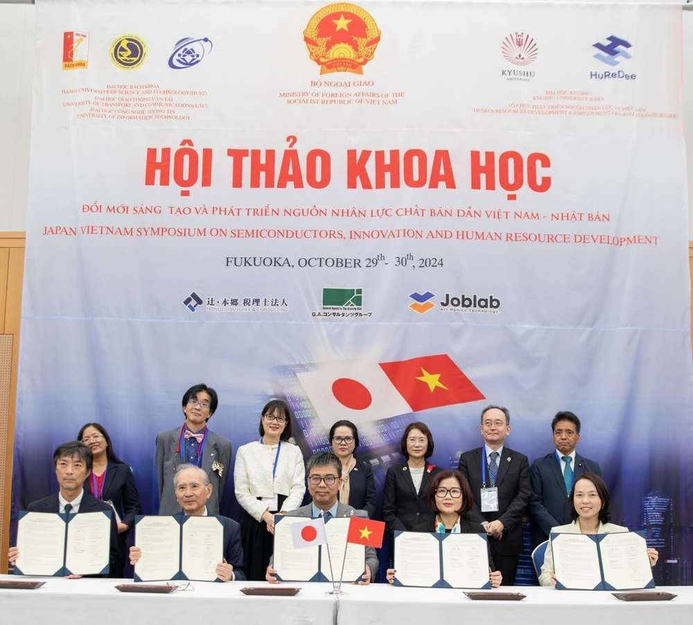 The signing of cooperation agreements on training human resources between Vietnamese universities and Japanese partners. (Photo: VNA)