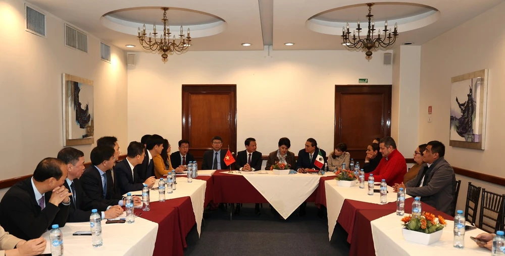 A delegation from the northern province of Lao Cai led by Dang Xuan Phong, member of the Party Central Committee and Secretary of the provincial Party Committee, meets with representatives of the Labour Party (PT) of Mexico. (Photo: VNA)