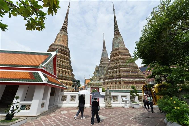 Tourists visit the Wat Pho temple in Bangkok, Thailand. (Photo: Xinhua/VNA)