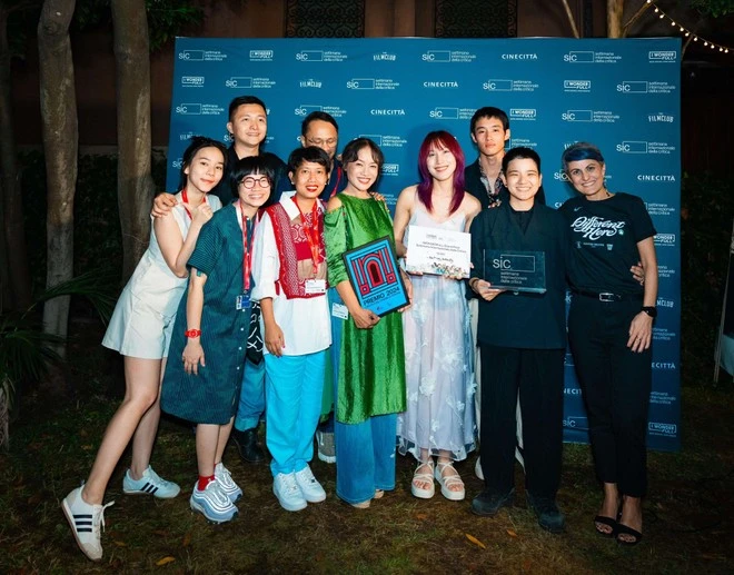 Director Duong Dieu Linh (with red hair) and members of the film crew at the Venice Film Festival. (Photo: film crew)