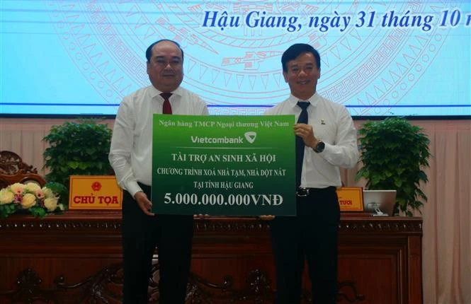 Vietcombank donates 5 billion VND to programme on replacing temporary and dilapidated houses in Hau Giang (Photo: VNA)