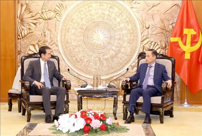 Secretary of the Party Central Committee and head of its Commission for External Relations Le Hoai Trung (R) and Chinese Ambassador to Vietnam He Wei (Photo: VNA)