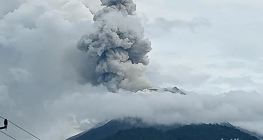 Mount Lewotobi Laki-Laki in Flores Island, Nusa Tenggara province, eastern Indonesia erupts on November 3. (Photo: Detiknews)