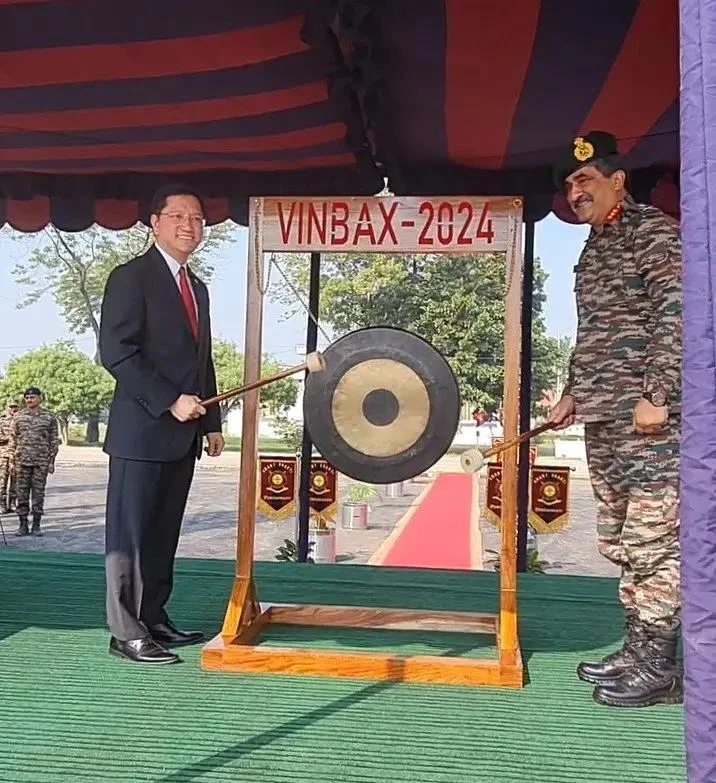 Vietnamese Ambassador to India Nguyen Thanh Hai and General Officer Commanding (GOC) of the Kharga Corps Lt Gen Rajesh Pushkar launch the VINBAX 2024. (Photo: VNA)