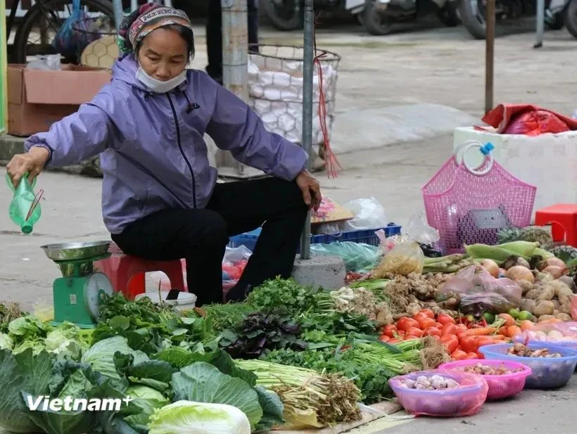 Food prices continue to increase due to the impact of storms and floods. (Photo: VietnamPlus)