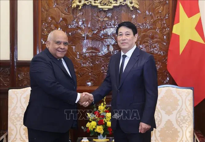 State President Luong Cuong (right) and outgoing Cuban Ambassador to Vietnam Orlando Nicolas Hernandez Guillen at the meeting in Hanoi on November 7 (Photo: VNA)