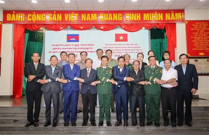 The steering committee for the search, collection, identification of fallen soldiers’ remains of the southern province of Tay Ninh on November 6 signs an agreement to coordinate the search and repatriation of martyrs’ remains during the 2024–2025 dry season with the specialised committees of five provinces of Cambodia. (Photo: VNA)