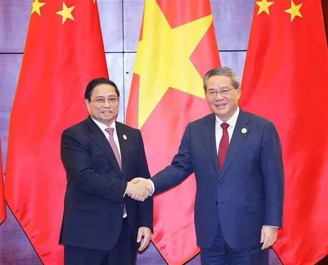 Prime Minister Pham Minh Chinh (L) shakes hands with Chinese Premier Li Qiang. (Photo: VNA)