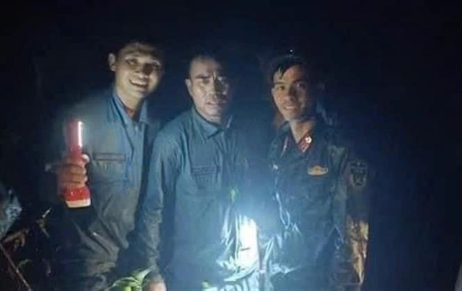 Colonel Nguyen Van Son (centre), Commander of Air Force Regiment 940, is found at 10:30 on November 6. (Photo: VNA)