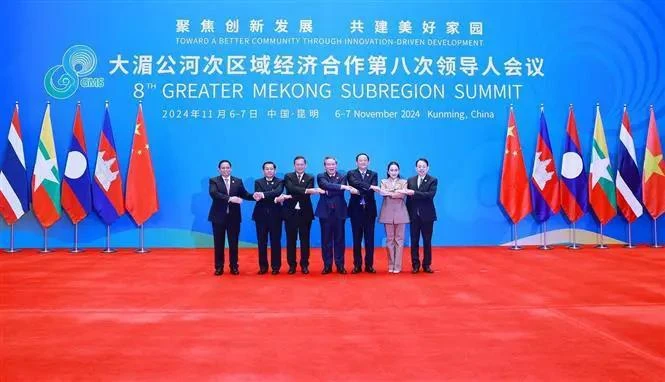 Chinese Premier Li Qiang (C) welcomes heads of delegations to the 8th Greater Mekong Sub-region (GMS) Summit (Photo: VNA)