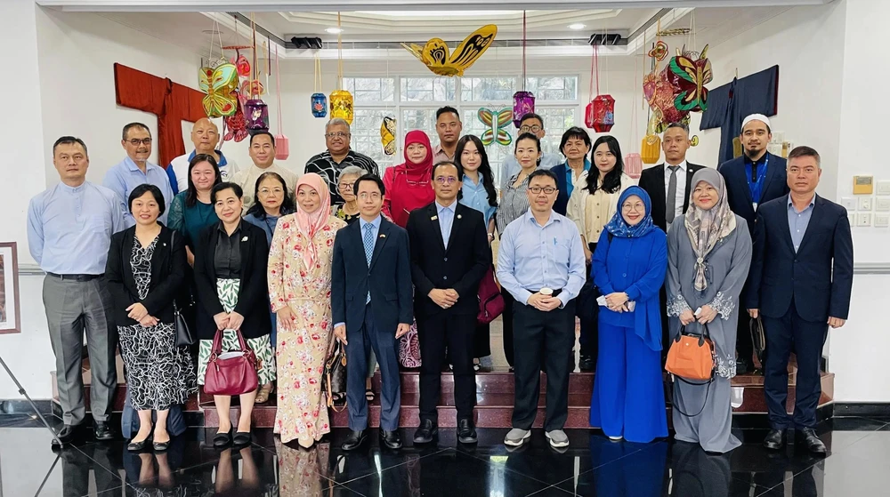 Participants at the workshop pose for group photo (Photo: VNA)