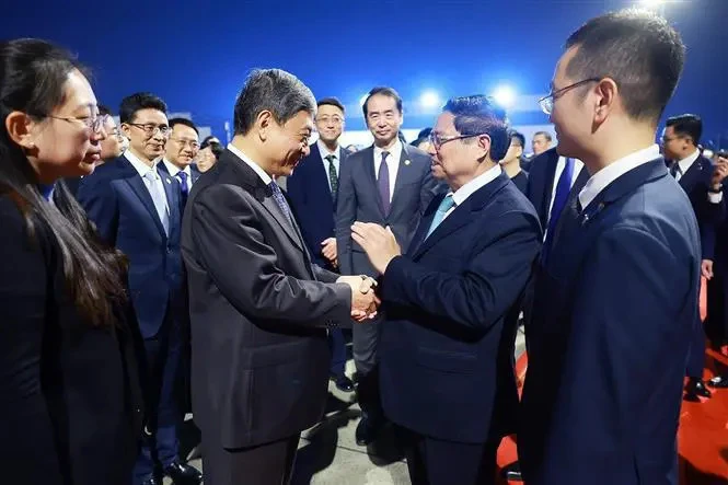 PM Pham Minh Chinh (second, right) and the high-ranking Vietnamese delegation conclude their working trip to China. (Photo: VNA)