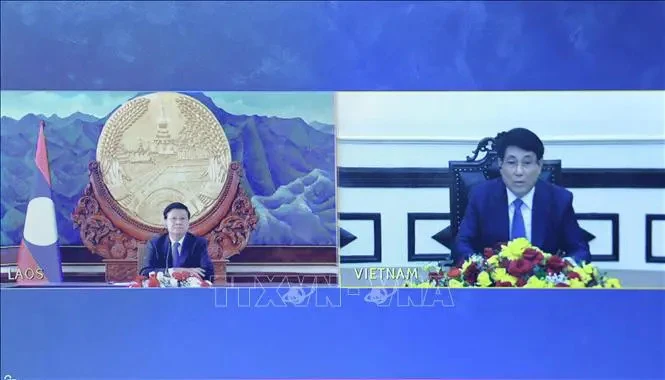 At the online talks between Vietnamese State President Luong Cuong (R) and Party General Secretary and President of Laos Thongloun Sisoulith. (Photo: VNA)