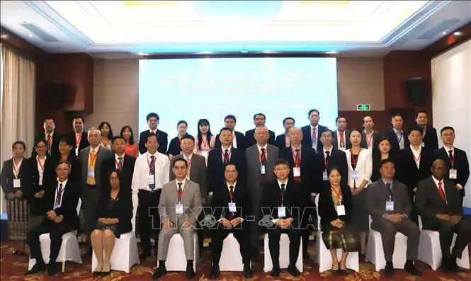 Participants at the international forum on socialism pose for a group photo (Photo: VNA)