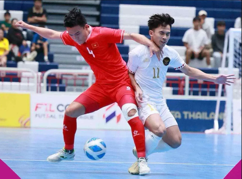 A Vietnamese player (red) and an Indonesian player at the final match of the ASEAN Futsal Championship 2024. (Photo: laodong.vn)