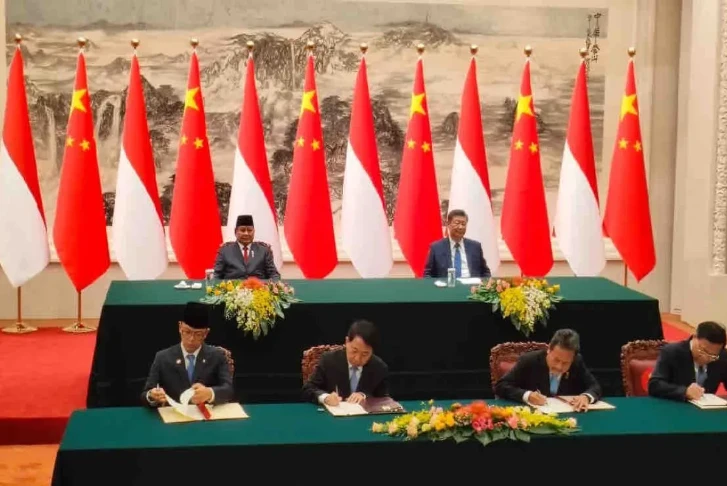 The signing of the Technical Cooperation Guidelines in the fisheries sector between Indonesian Minister of Marine Affairs and Fisheries Sakti Wahyu Trenggono and the Chinese Minister of Agriculture and Rural Affairs, Han Jun, in Beijing, China, on November 9. (Photo: ANTARA)