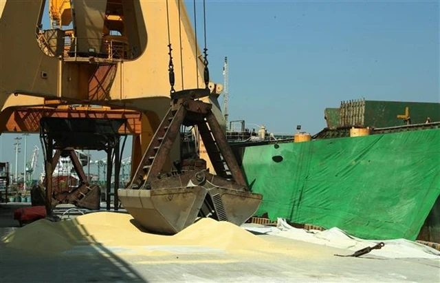 Loading fertiliser onto a ship at the Dinh Vu Port in Hai Phong city. (Photo: VNA)