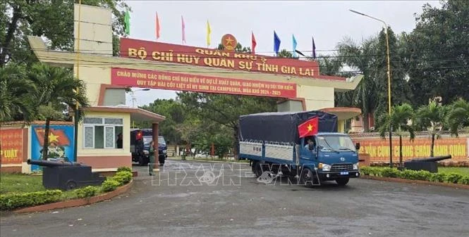 Convoy carrying the K52 search team departs the Gia Lai Military Command headquarters for their mission in Cambodia (Photo: VNA).