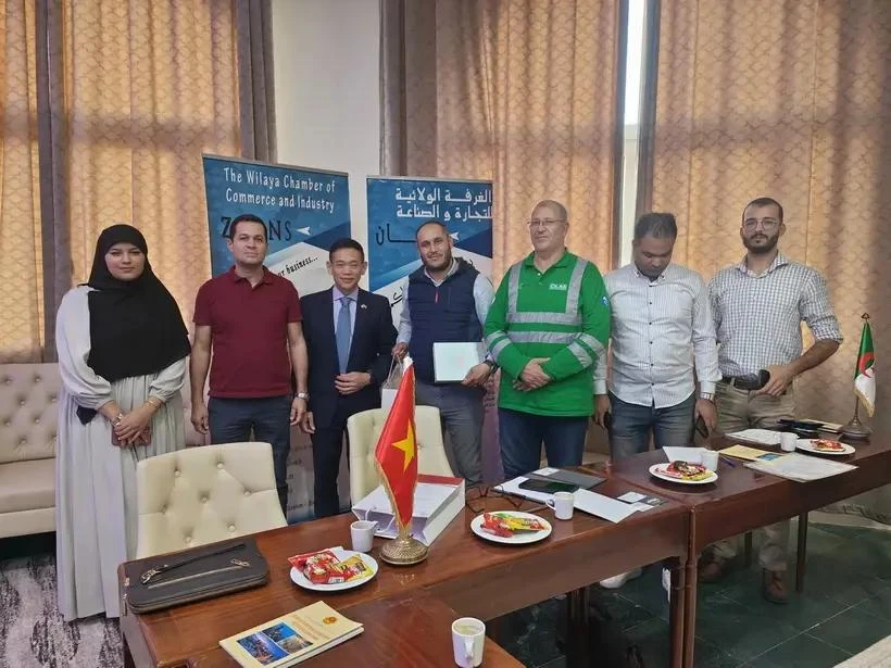 Vietnamese Ambassador to Algeria Tran Quoc Khanh (third from left) and representatives of several firms in Biskra. (Photo: VNA)